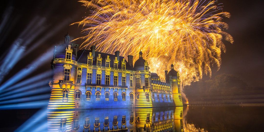 video-mapping-rocher-des-tresors-chantilly-pyrotechnie